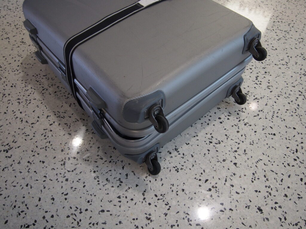 破損したスーツケース