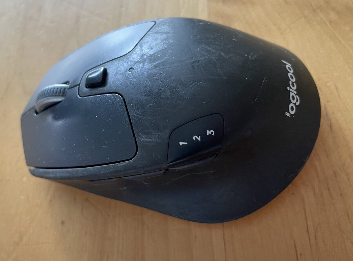 グリップテープを貼る前のM720r。ラバー表面が経年でくすみ、細かい傷が全体に広がっている