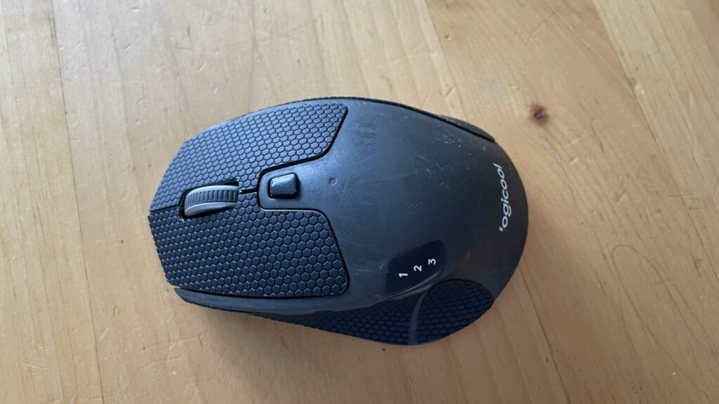 グリップテープ貼り付け後のM720rを真上から見た状態。六角形のハニカム模様が上面を覆っている