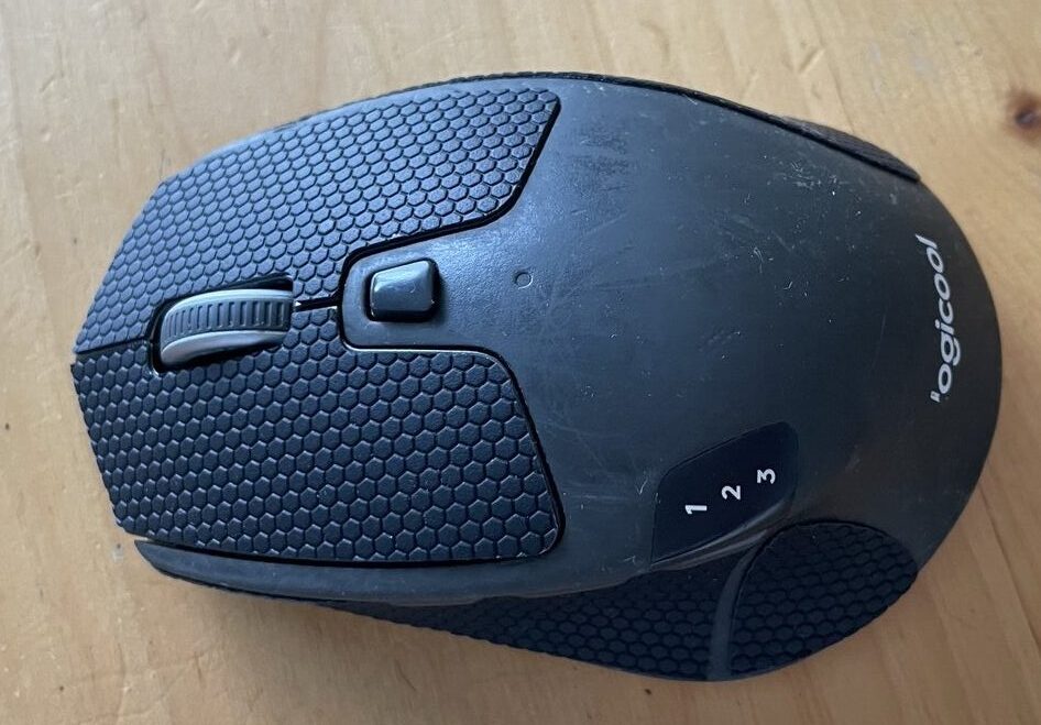 グリップテープ貼り付け後のM720rを真上から見た状態。六角形のハニカム模様が上面を覆っている