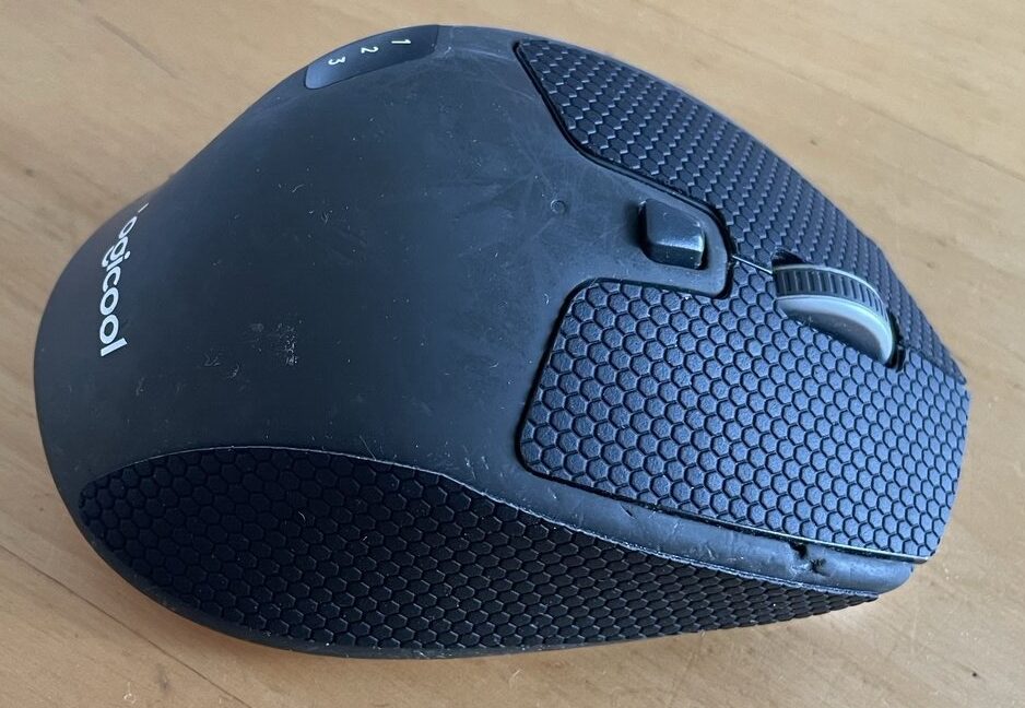 グリップテープ貼り付け後のM720rを斜めから。親指が当たるサイドまでテープが回り込んでいる