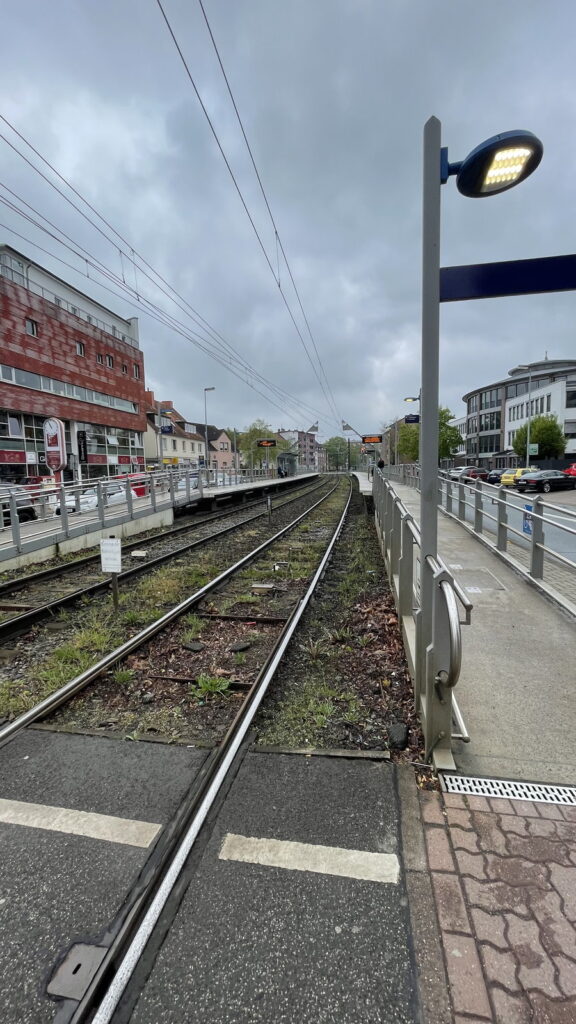 日曜の午前、人通りのない路面電車の停留所と線路。ドイツの日曜は店が閉まっている